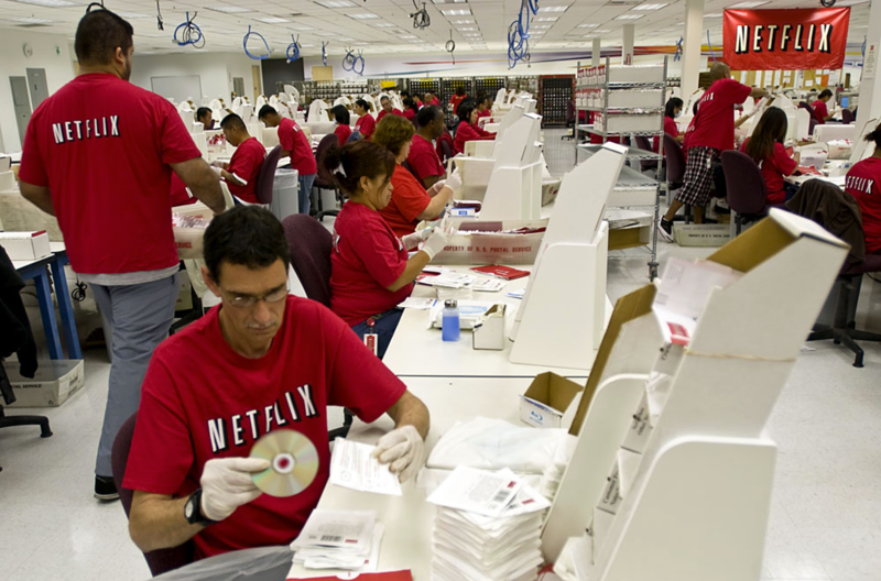 Netflix Mitarbeiter verpacken DVDs
